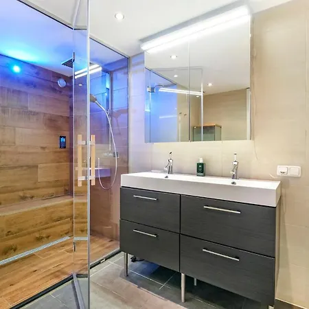 170m2 With Jacuzzi & Steam Bath In Center Of Apartment