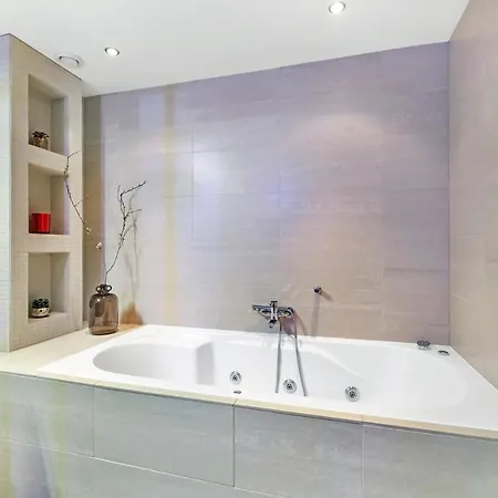 Apartment 170m2 With Jacuzzi & Steam Bath In Center Of *